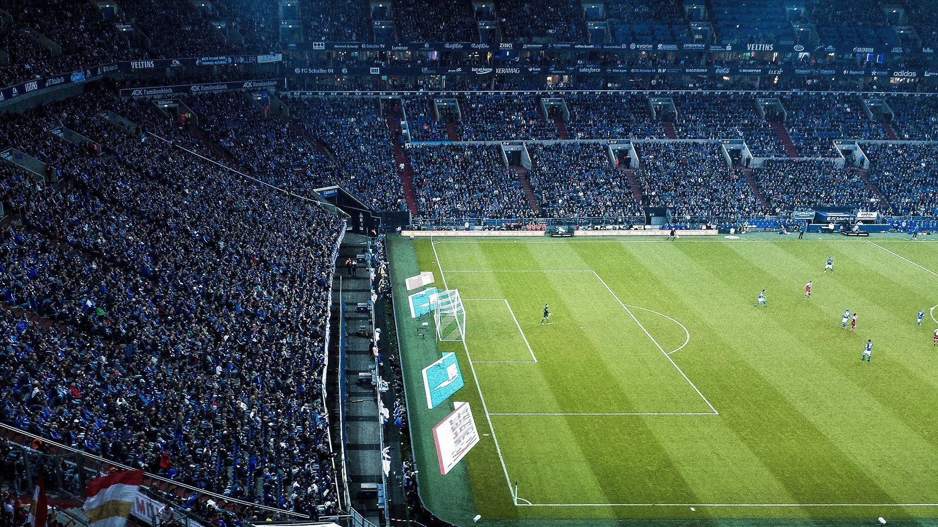 德甲焦点对决,科隆与法兰克福激战,卡明斯基侯赛因巴希奇首发,格策堂安律领衔出战